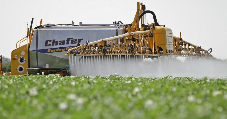 crop_spraying_by_chafer_machinery